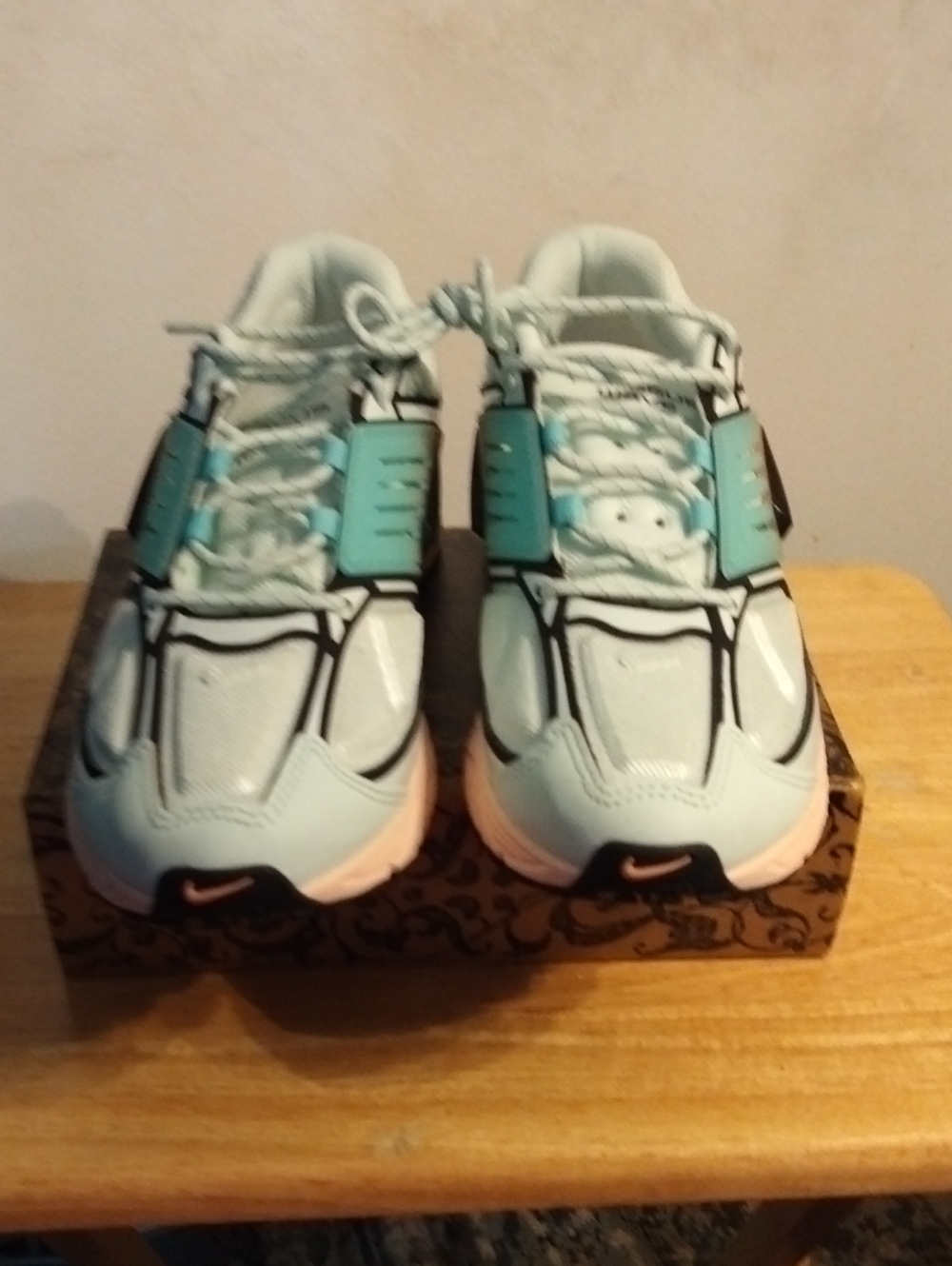 New Nike Womens Blue and Pink Athletic Sneakers Size 9